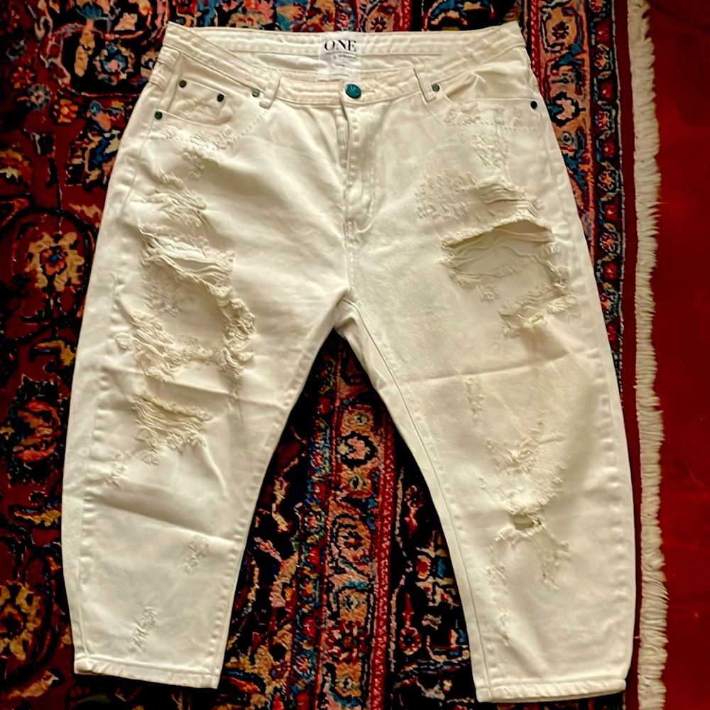 White distressed jeans